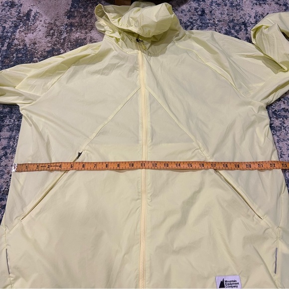 Mountain Equipment Company Yellow Light Weight Packable Hooded Windbreaker Large - Picture 10 of 12